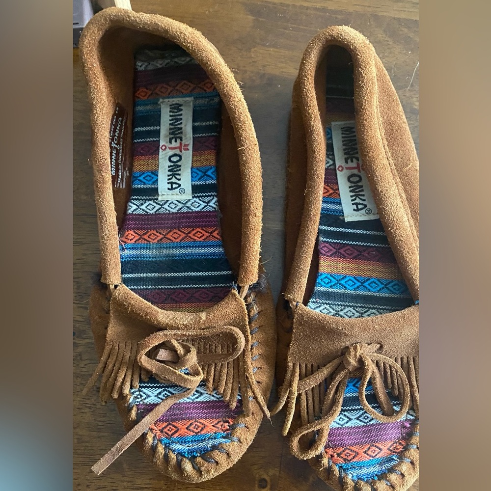 Women minnetonka shoes size 6